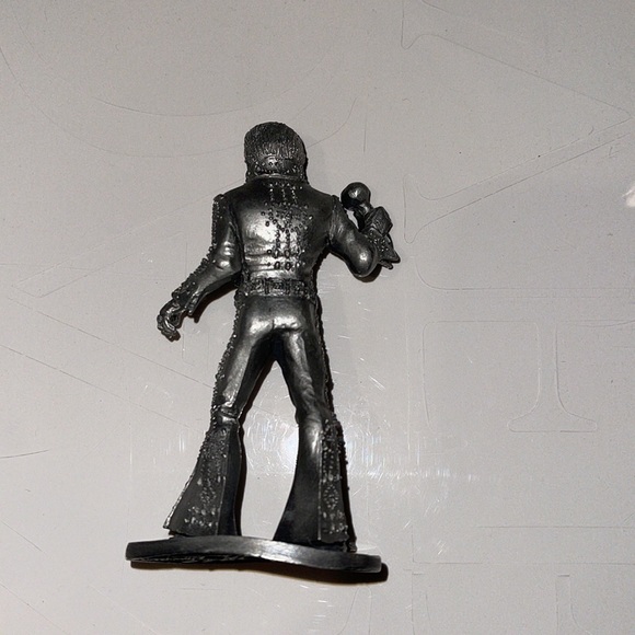 Vintage unnumbered Perth Pewter Elvis Presley figurine. - Picture 2 of 4
